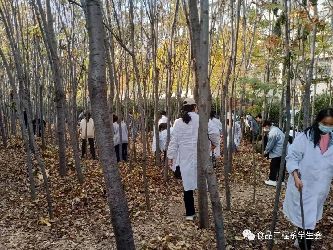 清扫学院垃圾,营造美好校园(图2) 清扫学院垃圾,营造美好校园(图2)